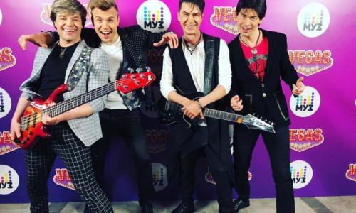 Жизнь больше не будет прежней: фото пикантного подарка фанатке от группы «На-На»